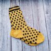 kollane sokk mustade täppidega