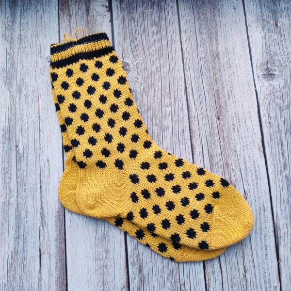 kollane sokk mustade täppidega