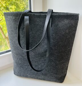 vildist kott tumehall mustade kunstnahast sangadega