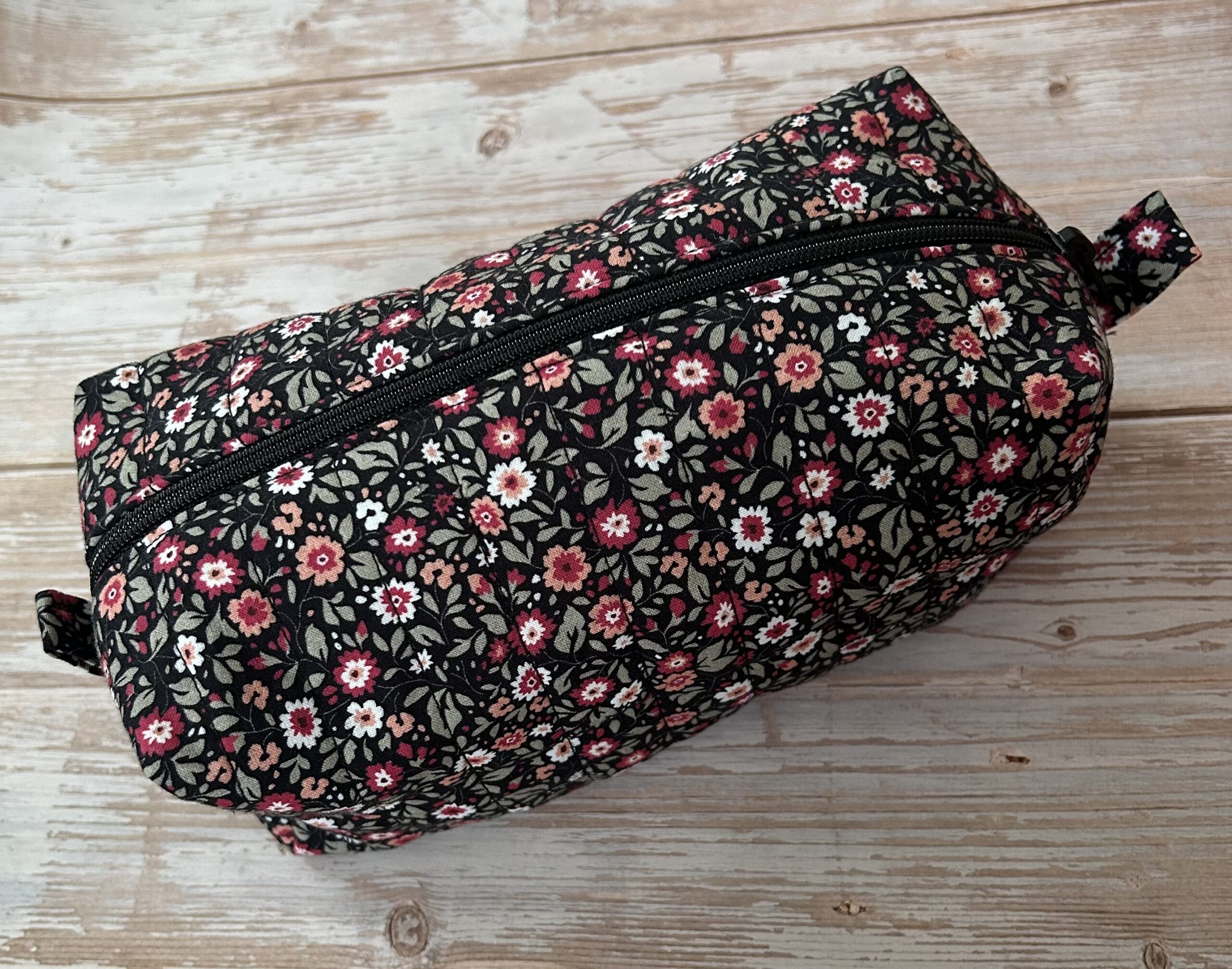 lilleline punane kosmeetikakott