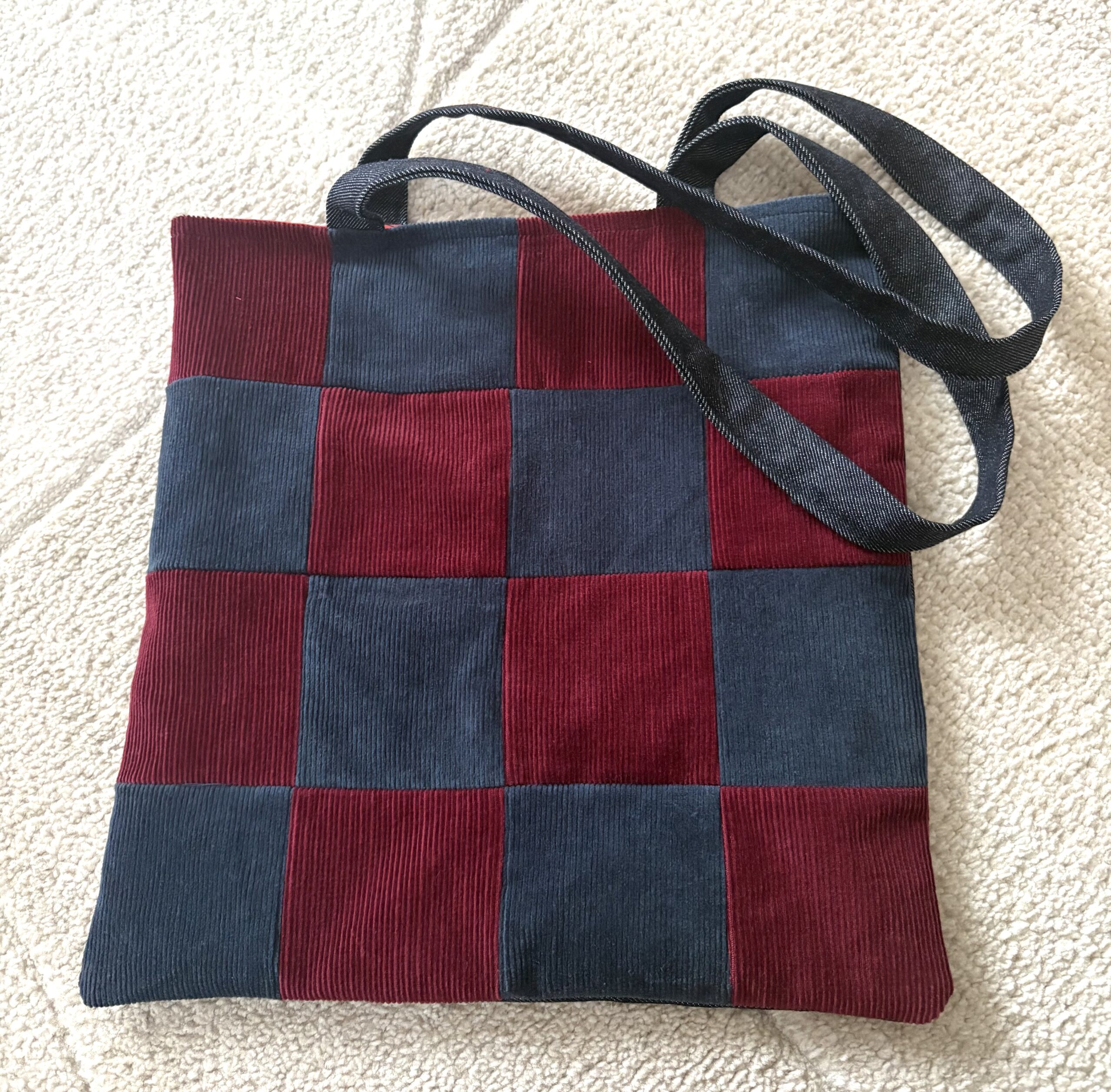 Punane ruuduline velvetist kott