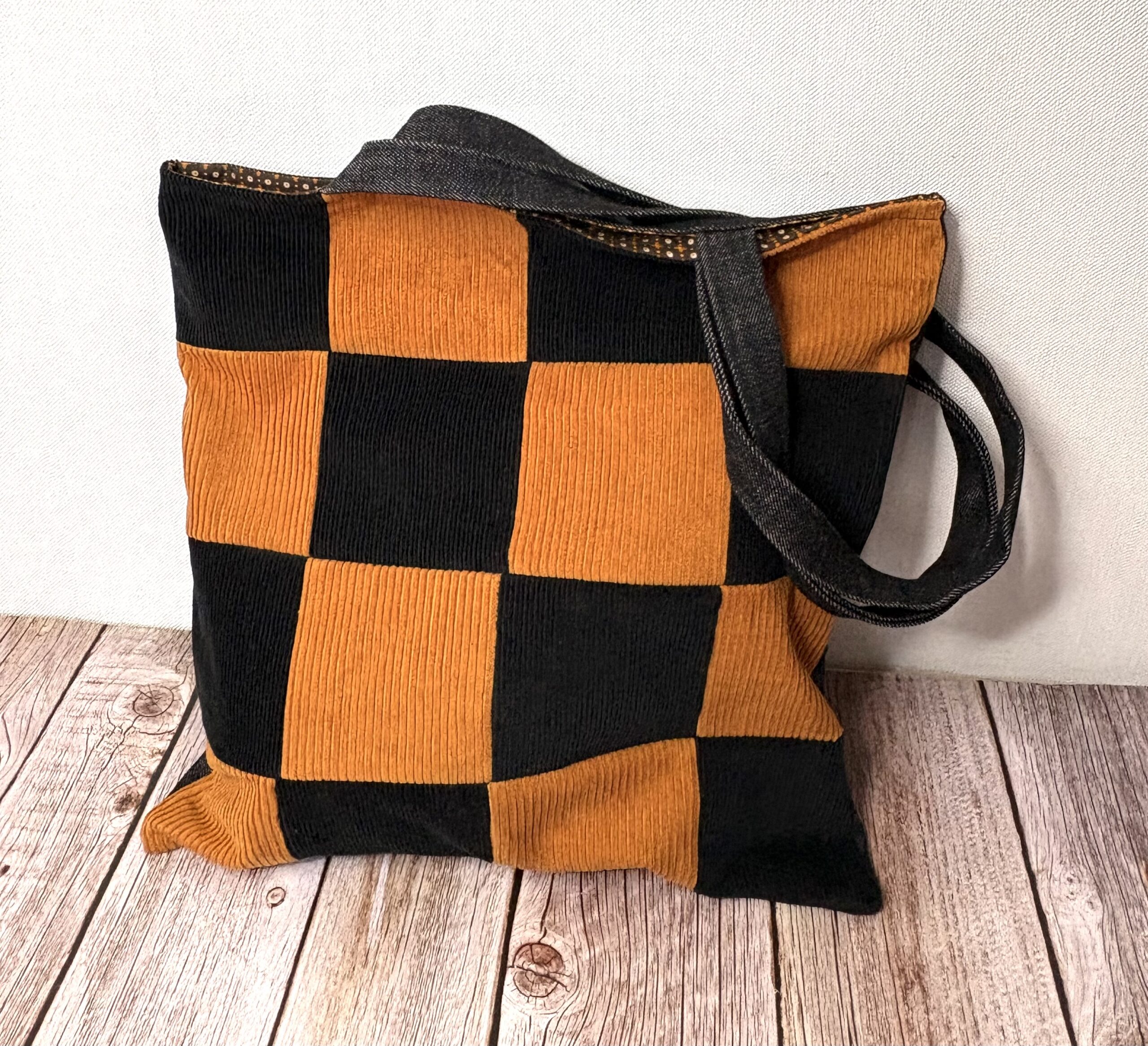 kollane-must ruuduline kott